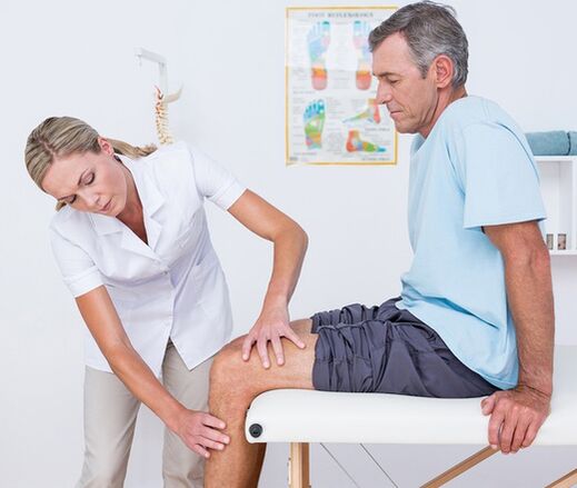 Lekár vykonáva vizuálne vyšetrenie a palpáciu pacienta s bolesťou kolena