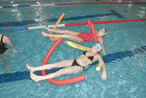Pri bolesti chrbta spôsobenej osteochondrózou hrudníka je potrebné navštíviť bazén